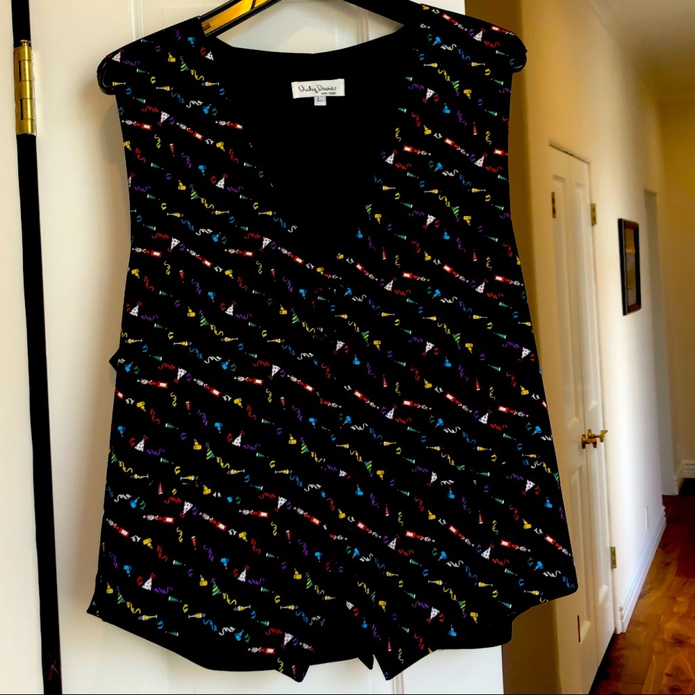 MENS BLACK VEST W/CELEBRATION PATTERN ADJUSTABLE BACK  SZ-L LIKE NEW CONDITION🥳